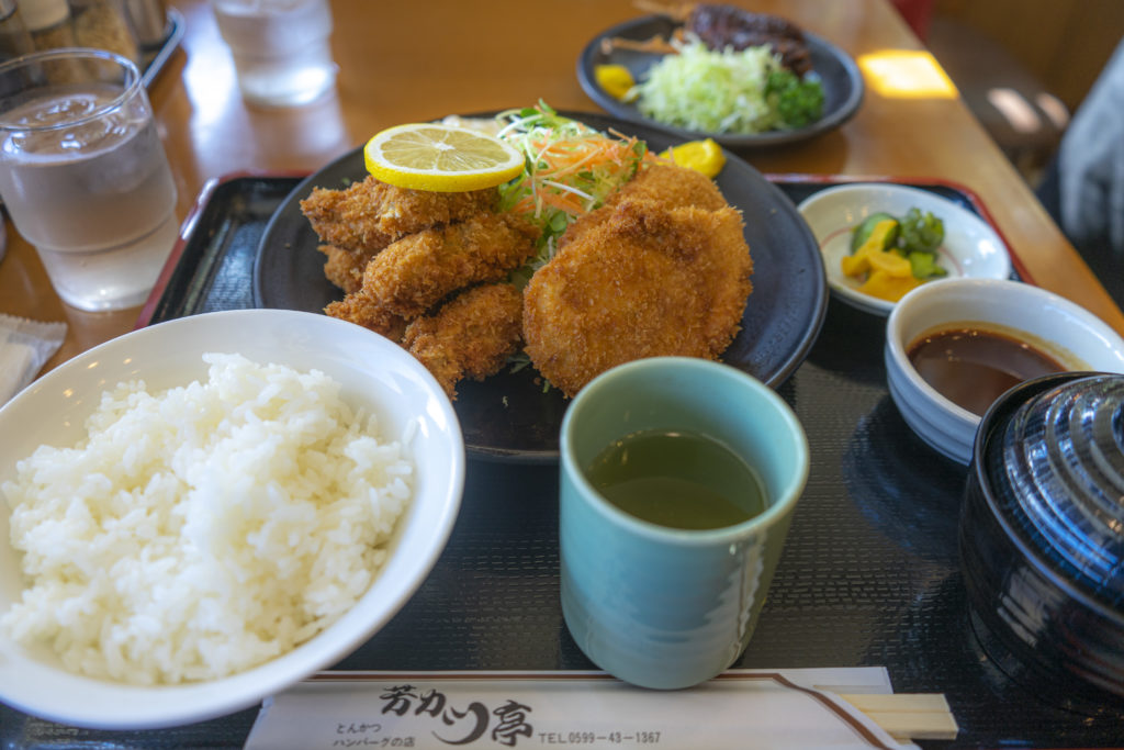 芳カツ亭のEセット(カキフライ＆ヒレカツ) 1,380円。カキフライは10月から3月中旬までの季節限定メニュー。