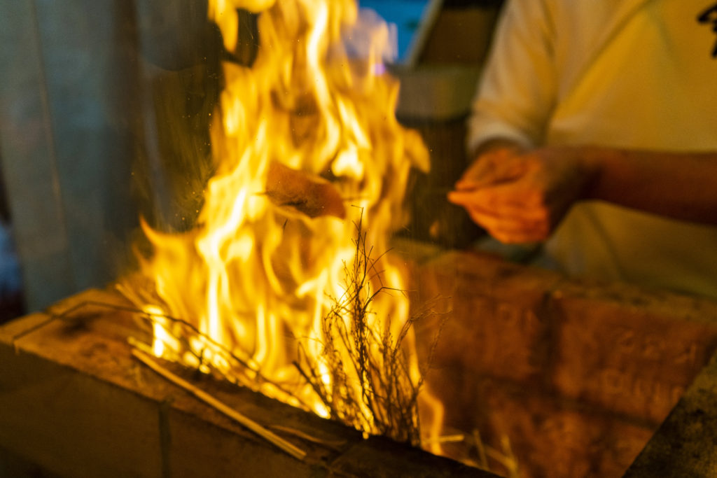 名物の"藁焼き料理"はカウンター前で大迫力です！