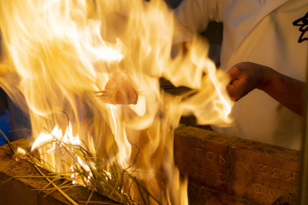 写真のためにいつもより多くの藁を焼いてくれた様子