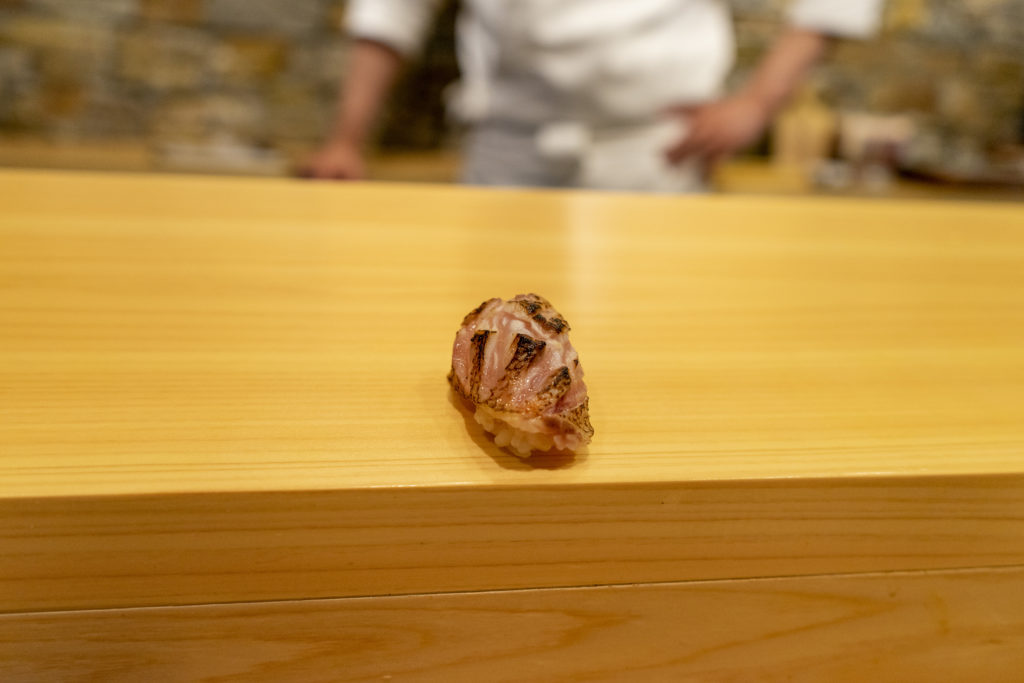 貫さんののどぐろのブランド魚「紅瞳」を使った炙り寿司