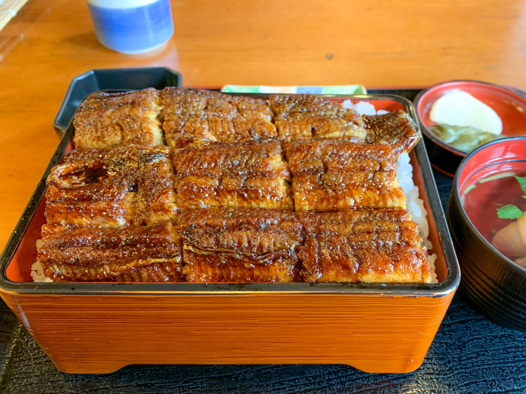 東山物産の極上重 3,380円。ご飯大盛りは100円追加でOK。