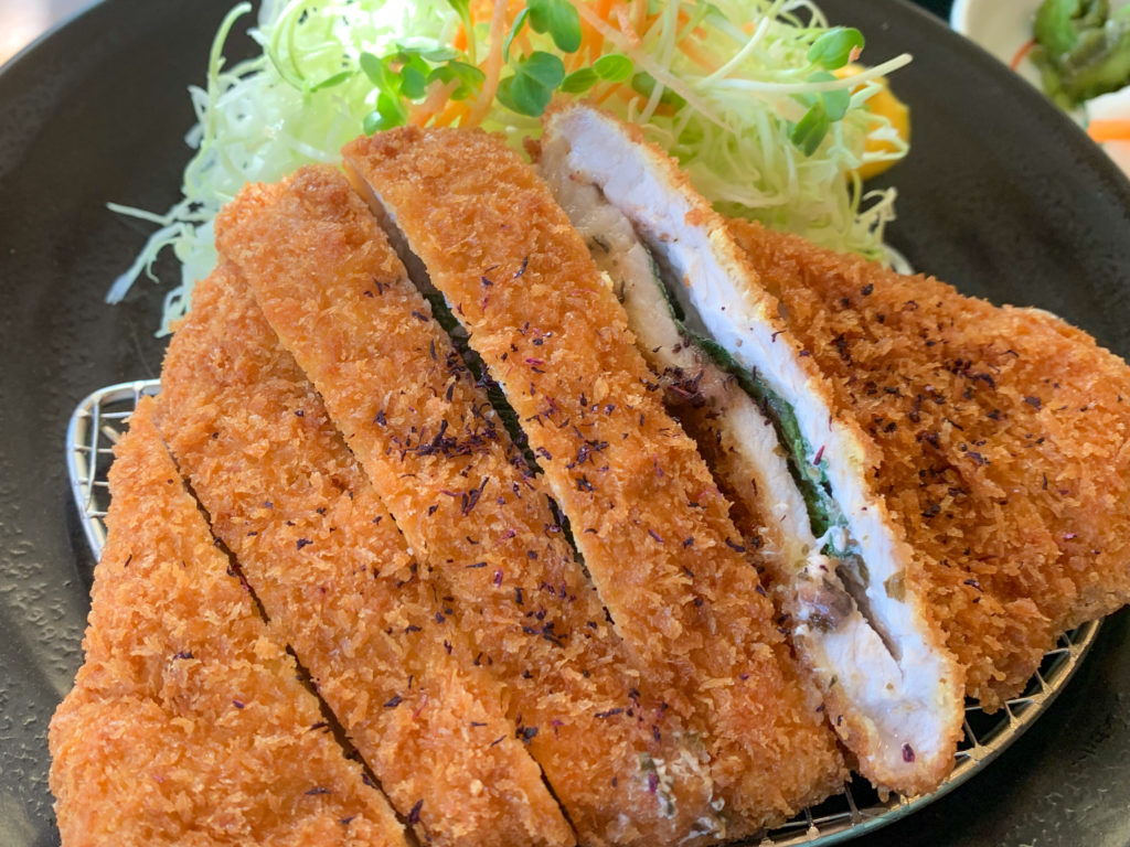 芳カツ亭のしそ鋏みカツ定食(ロース肉)は1,400円。