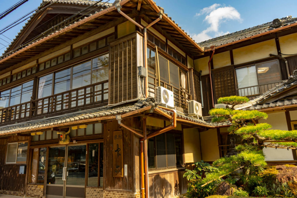 うなぎ御料理 旅館 中六(なかろく) 　建物は有形文化財にも登録されている